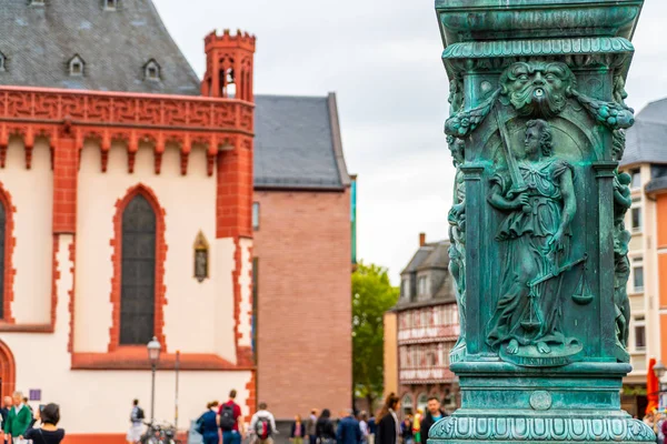 Praça da cidade velha romerberg com Justitia estátua em Frankfurt Germ — Fotografia de Stock