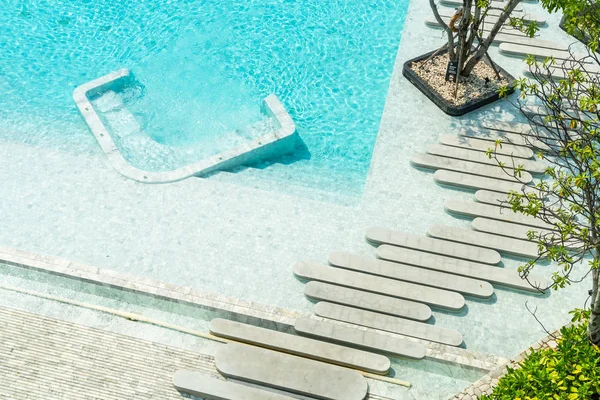 Vista aérea do resort de piscina do hotel de luxo bonito — Fotografia de Stock