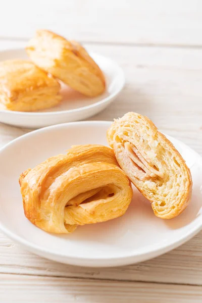 Croissant al formaggio prosciutto fatto in casa — Foto Stock