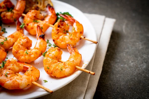 Limonlu ızgara kaplan karides şiş