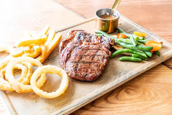 sebze ve patates kızartması ile Orta nadir Sığır biftek