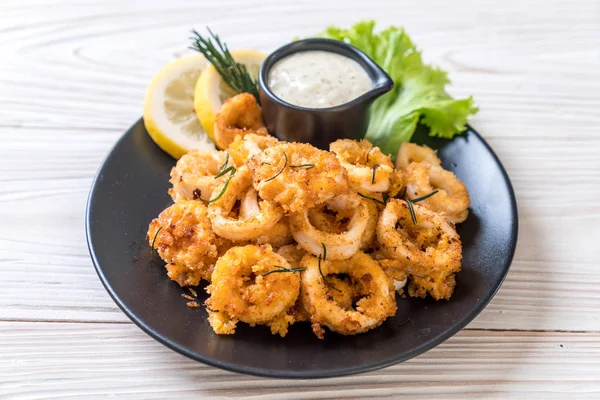 Calamars ou pieuvres frits (calamars) avec sauce — Photo