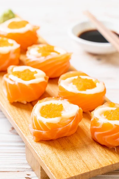 mayonez ve karides yumurta ile taze somon suşi rulo