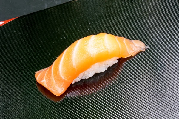 Frisches Lachssushi — Stockfoto