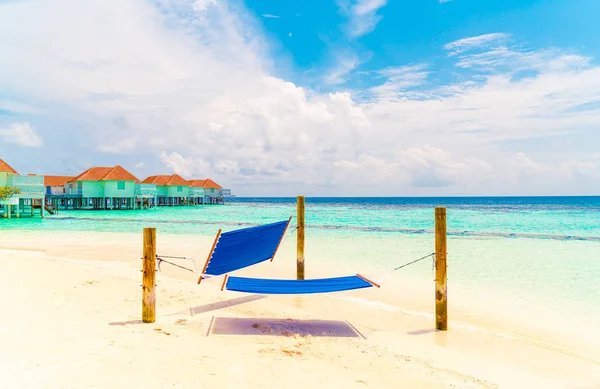 Hängmatta Swing runt stranden hav och hav med blå himmel vit — Stockfoto