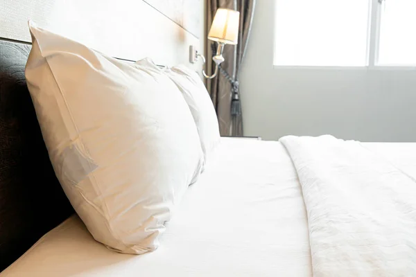 Білі зручні подушки — стокове фото