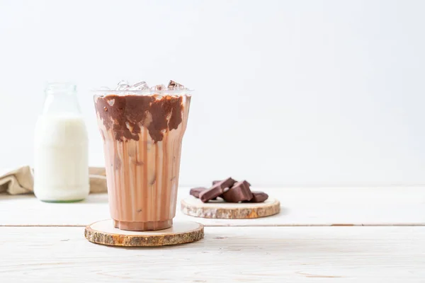 Buzlu çikolata milkshake içecek — Stok fotoğraf