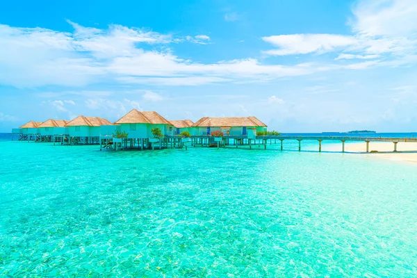 Prachtige tropische Malediven Resort Hotel en eiland met strand a — Stockfoto
