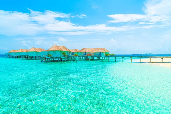 Schöne tropische Malediven Resort Hotel und Insel mit Strand a — Stockfoto