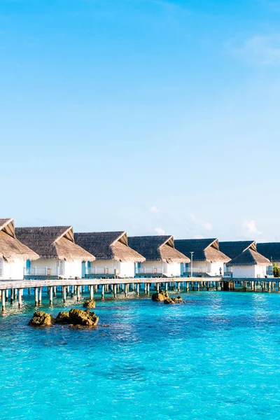 Красиві тропічні Мальдіви курортний готель і острів з пляжем а — стокове фото