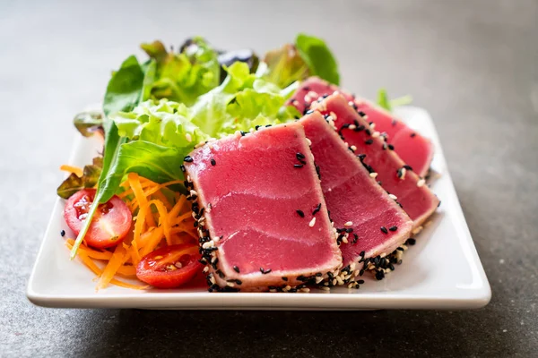 Verse tonijn rauw met groente salade — Stockfoto