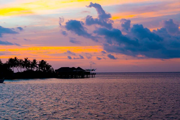 Cielo del atardecer con la isla de Maldivas — Foto de Stock