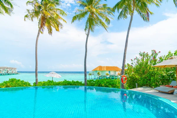 Piscina com fundo de praia mar em Maldivas — Fotografia de Stock