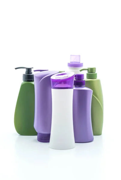 Flaska med schampo eller hår balsam på vit bakgrund — Stockfoto