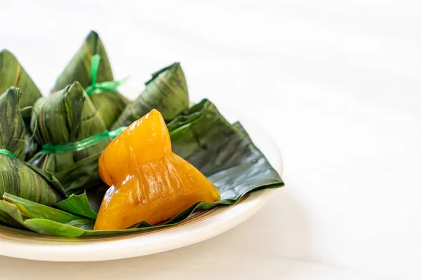 Zongzi oder traditionelle chinesische klebrige Reisknödel — Stockfoto