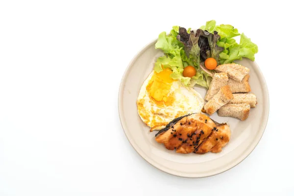 Лосось теріякі стейк зі смаженим яйцем та салатом — стокове фото
