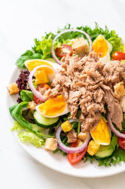 Sebze salatası ve yumurta ile tuna