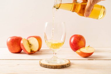 Kırmızı elma meyvesi ile elma suyu