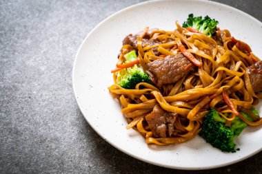 domuz ve sebze ile kızarmış erişte