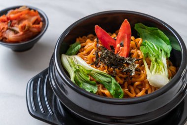 sebze ve kimchi Koreli anlık erişte