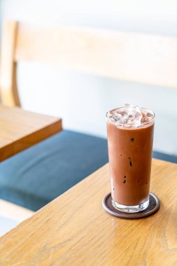 Ahşap masada buzlu çikolata.