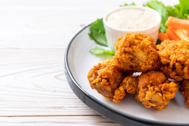 Kızarmış baharatlı tavuk kanadı