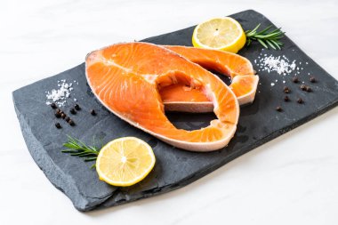 taze çiğ somon fileto biftek