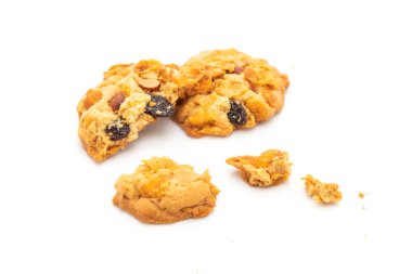 Mısır gevreği, kuru üzüm ve bademli ev yapımı kurabiyeler.