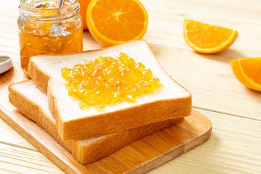 Portakal reçelli ekmek dilimleri 