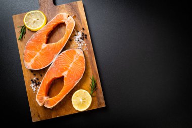 taze çiğ somon fileto biftek