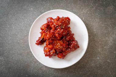 Baharatlı soslu kızarmış tavuk 