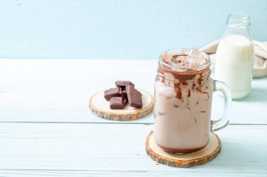 Buzlu çikolata milkshake içecek