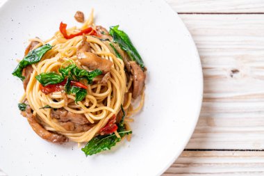 tavuk ve fesleğen ile karıştırın-kızarmış spagetti