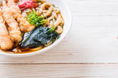 Udon ramen noodle ile karides tempura 