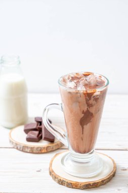 Buzlu çikolata milkshake içecek