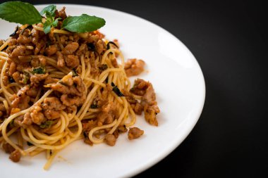 Kıyılmış domuz eti ve fesleğen ile tavada kızartılmış spagetti