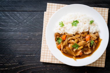 Japon köri pirinç dilimlenmiş domuz eti, havuç ve soğan ile