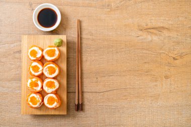 mayonez ve karides yumurta ile taze somon suşi rulo