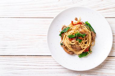 tavuk ve fesleğen ile karıştırın-kızarmış spagetti