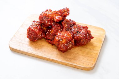 Baharatlı soslu kızarmış tavuk 