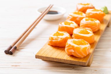 mayonez ve karides yumurta ile taze somon suşi rulo