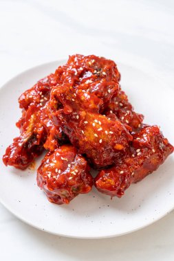 Baharatlı soslu kızarmış tavuk 