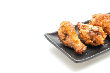 Beyaz arka planda kızarmış tavuk