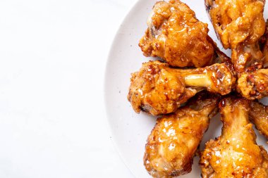 Soslu kızarmış tavuk.