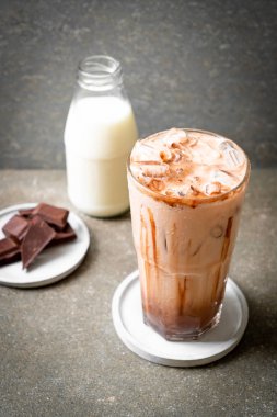Buzlu çikolata milkshake içecek