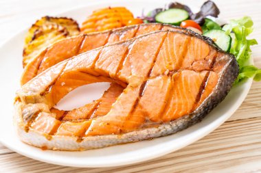 sebze ile ızgara somon biftek fileto