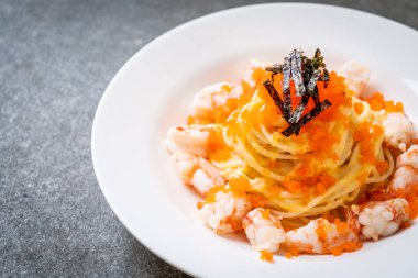 karidesler ve karides yumurtası ile spagetti kremsi