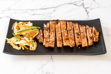 sebze ile dilimlenmiş domuz biftek ızgara 