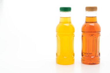 Beyaz arka planda yeşil çay şişesi