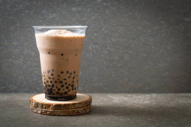 Kabarcıklar ile Tayvan süt çayı